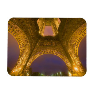Frankrike, Paris. Eiffeltornet upplyst kl 2 Magnet