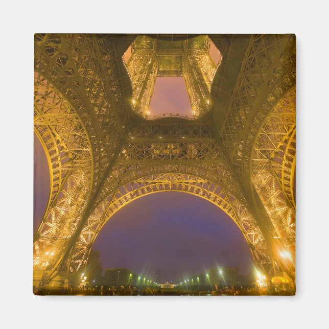 Frankrike, Paris. Eiffeltornet upplyst kl 2 Magnet (Framsidan)