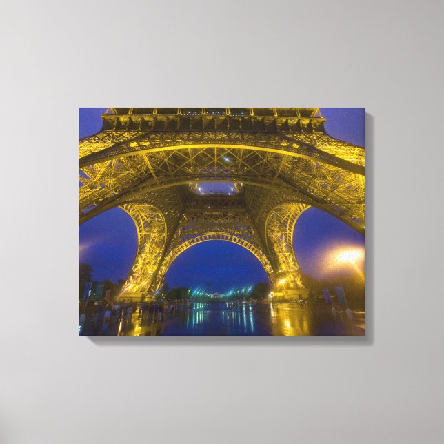 Frankrike, Paris. Eiffeltornet upplyst vid Canvastryck (Framsida)