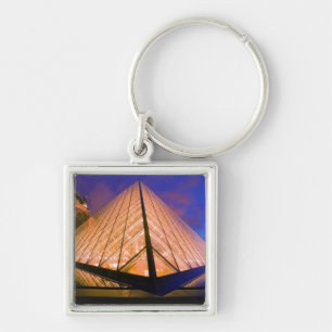 Frankrike, Paris. Louvre-museet i skymning. 2 Fyrkantig Silverfärgad Nyckelring