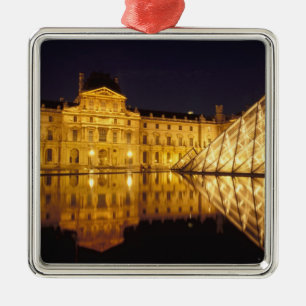 Frankrike, Paris, Louvre museet på natten. Julgransprydnad Metall