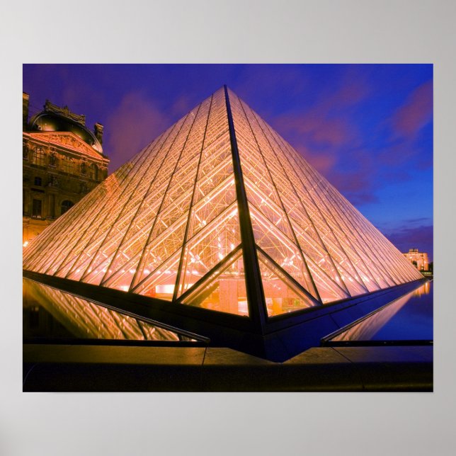 Frankrike, Paris. Louvre-museet vid vriden. 2 Poster (Framsidan)