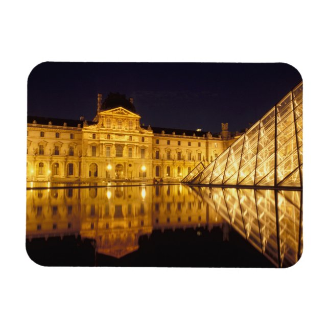Frankrike, Paris, Louvre-museum på natten. Magnet (Horisontell)