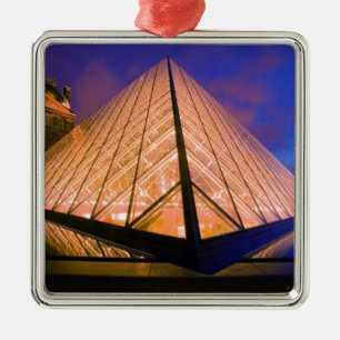 Frankrike, Paris. Louvremuseet i skymningen. 2 Julgransprydnad Metall