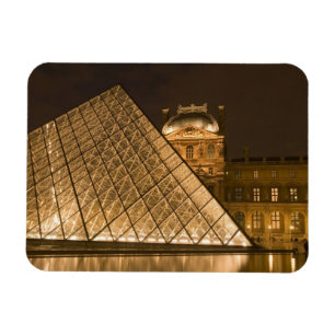 Frankrike, Paris. Louvren i skymningen. Credit 2 Magnet