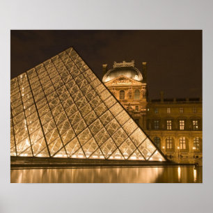 Frankrike, Paris. Louvren i skymningen. Credit 2 Poster