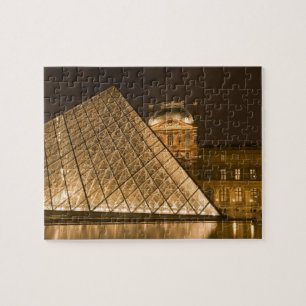 Frankrike, Paris. Louvren i skymningen. Credit 2 Pussel