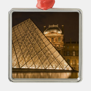 Frankrike, Paris. Louvren i skymningen. Kredit 2 Julgransprydnad Metall
