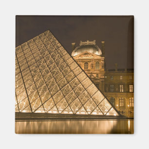 Frankrike, Paris. Louvren i skymningen. Kredit 2 Magnet