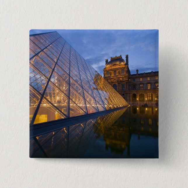 Frankrike, Paris. Louvren i skymningen. Kredit 3 Knapp (Framsida)