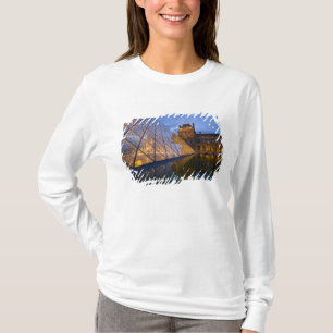 Frankrike, Paris. Louvren i skymningen. Kredit 3 T Shirt