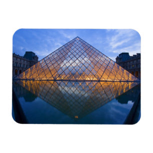 Frankrike, Paris. Louvren i skymningen. Kredit Magnet