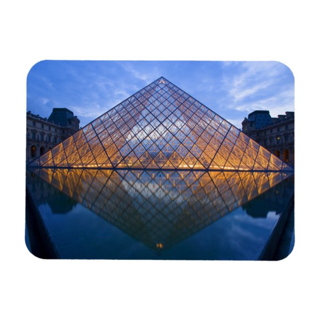 Frankrike, Paris. Louvren i skymningen. Kredit Magnet (Horisontell)