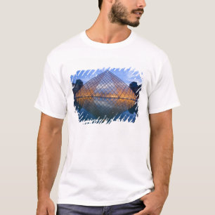 Frankrike, Paris. Louvren i skymningen. Kredit Tee Shirt
