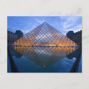 Frankrike, Paris. Louvren i skymningen. Kredit Vykort