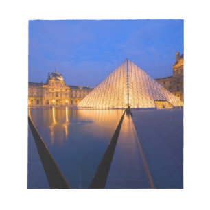 Frankrike, Paris. Louvren vid skymning. Anteckningsblock