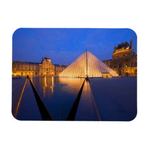 Frankrike, Paris. Louvren vid skymning. Magnet