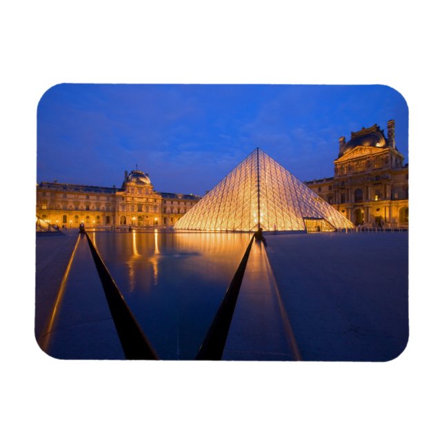 Frankrike, Paris. Louvren vid skymning. Magnet (Horisontell)