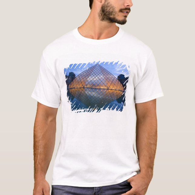 Frankrike, Paris. Louvren vid vriden. Kredit Tee Shirt (Framsida)