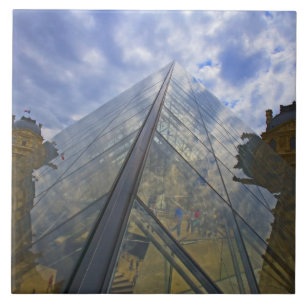 Frankrike, Paris. Moln reflekteras bort från Louvr Kakelplatta