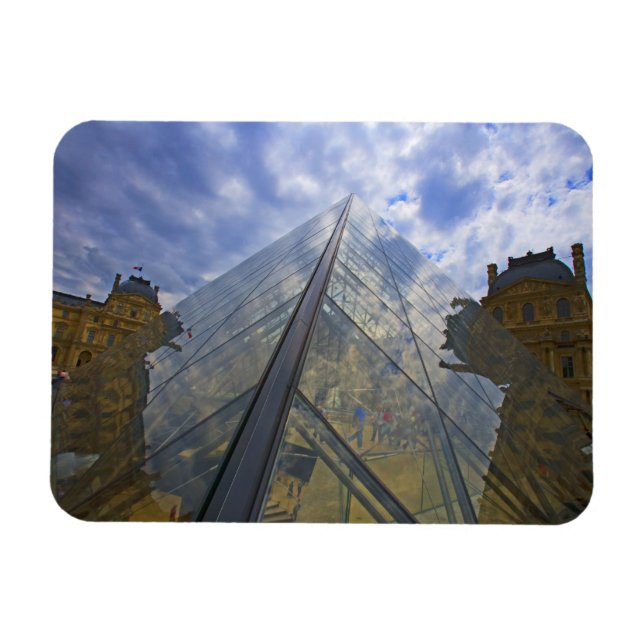 Frankrike, Paris. Moln reflekteras bort från Louvr Magnet (Horisontell)