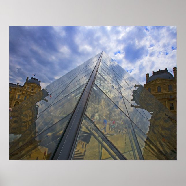 Frankrike, Paris. Molnen reflekterar av Louvre Poster (Framsidan)