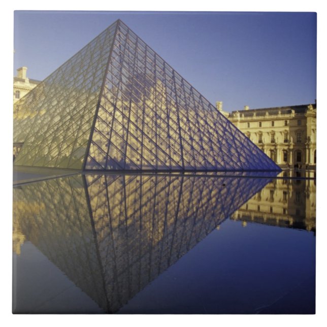 FRANKRIKE, Paris reflektion, Pyramid. Louvren Kakelplatta (Framsidan)