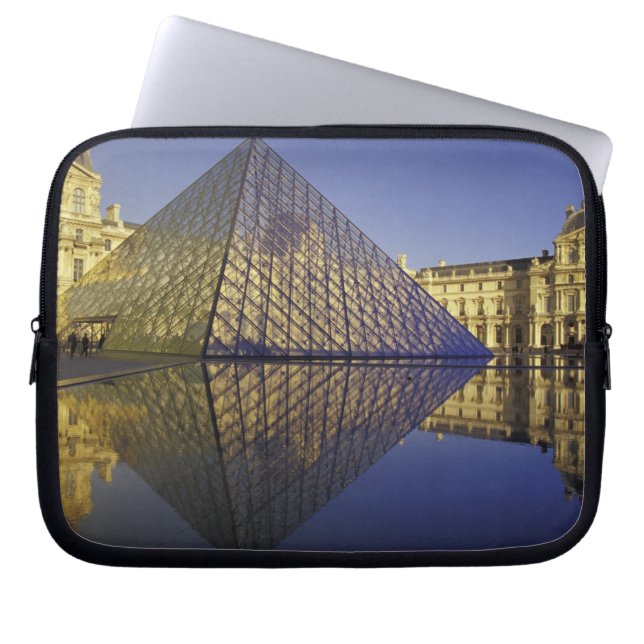 FRANKRIKE, Paris reflektion, Pyramid. Louvren Laptop Sleeve (Framsidan)