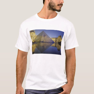 FRANKRIKE, Paris Reflektion, Pyramid. Louvren Tee