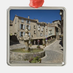 Frankrike, Provence, Valensole. Turister utforskar Julgransprydnad Metall
