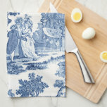 Fransk av elegant Blå och vit Vintage Kökshandduk<br><div class="desc">Vintagens historiska Fransk blue and white toile de jouy design med dam och gentleman under eleganten klär sig bland träd,  ett sjö och klassiska stenruiner.</div>