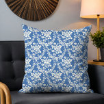 Fransk Blåvitt Blommönster Botanisk Chic Kudde<br><div class="desc">Fransk Blue White Blommönster Botanical Chic Dekorativ kudde har en modern Fransk mönster av en vit blommigt mot blå bakgrund. Designad av ©Evco Studio www.zazzle.com/store/evcostudio</div>