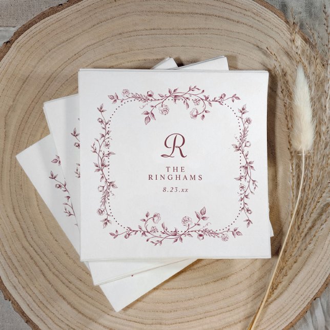 Fransk blomster burgunder röd monogram bröllop pappersservett (Vintage French floral wedding cocktail napkins in burgundy red.)