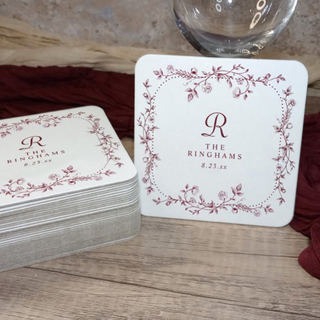 Fransk blomster burgunder röd monogram bröllop underlägg papper kvadrat (Elegant vintage french floral wedding coasters in dark burgundy red with initial / monogram)