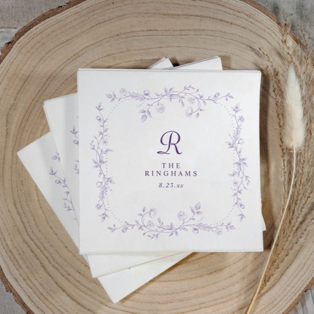 Fransk blomster lavendel lila monogram bröllop pappersservett (Vintage French lavender napkin featuring a personalized floral frame monogram design.)