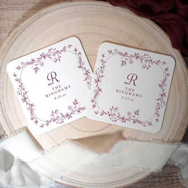 Fransk blomster- mörkröd vinmonogrambröllop underlägg papper kvadrat (Wine Red Wedding Paper Coaster with Monogram and Elegant Floral Frame)