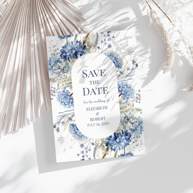 Fransk Blue Garden Wildblommor Sparar datumen Inbjudningar (French Blue Garden Wildflowers Save The Dates Invitation on a sunny table with dry botanical.)