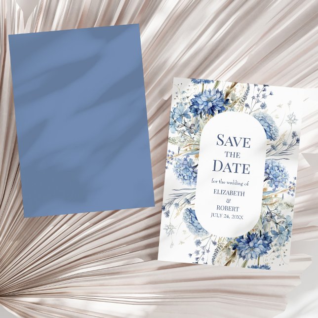 Fransk Blue Garden Wildblommor Sparar datumen Inbjudningar (French Blue Garden Wildflowers Save The Dates Invitation on a sunny dry palm leaf.)