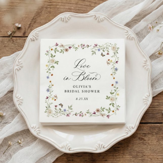 Fransk Bröllopsfest med Vilda Blommor i Fokus Pappersservett (Bridal shower napkins with French wildflower design and love is in bloom floral script)