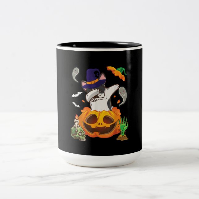 Fransk Bulldog Dabbing to Open Pumpkin Halloween Två-Tonad Mugg (Center)