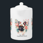 Fransk Bulldog Flowers Tea och Frenchie Kisses<br><div class="desc">En Cute Fransk bulldog med blommor och anpassningsbar grått text -Tea och Frenchie kysser varandra.</div>