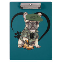 Fransk Bulldog Puppy i Camo Outfit & Grönt Beret