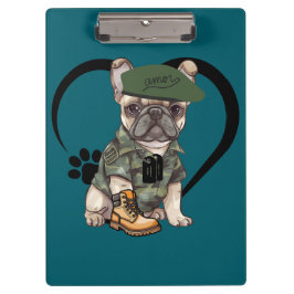 Fransk Bulldog Puppy i Camo Outfit & Grönt Beret