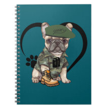 Fransk Bulldog Puppy i Camo Outfit & Grönt Beret