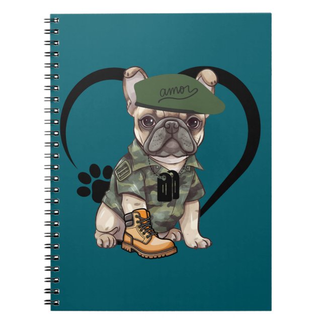 Fransk Bulldog Puppy i Camo Outfit & Grönt Beret Anteckningsbok (Framsidan)