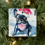 Fransk Bulldog Wearing Santa Hat, eget namn år Julgransprydnad Keramik<br><div class="desc">En vacker Julgran-dekoration med en vattenfärgstrendering av en Fransk bulldog med en röd julhatt. Lägg till ett namn och år för anpassning. Perfekt för ägare och hundälskare av Fransk Bulldog.</div>