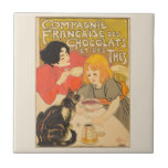 Fransk Company of Chocolates and Teas, Art nouveau Kakelplatta<br><div class="desc">Compagnie Française des Chocolats et des Thés av Théophile Alexandre Steinlen, 1895. Fransk Company of Chocolates and Teas Art nouveau poster konst som har en daglig livsplats med choklad och te av hett av mor och barn med en katt sitta på bord. Modellerna i illustrationen är konstnärens fru Emilie och...</div>