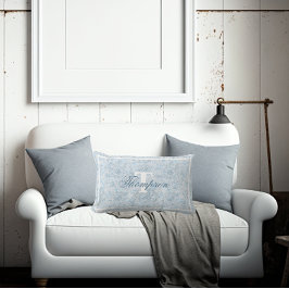 Fransk Cottage Dusty Blue Blommigt Monogram Lumbarkudde