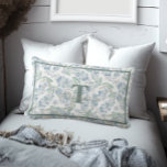 Fransk Cottage Grönt Blommigt Monogram Lumbarkudde<br><div class="desc">Med en romantisk grönt och blå glöm inte att blommigten är utformad så att dessa monogramkuddar påminner om Franskar och perfekt för att skapa mysiga utrymmen.</div>
