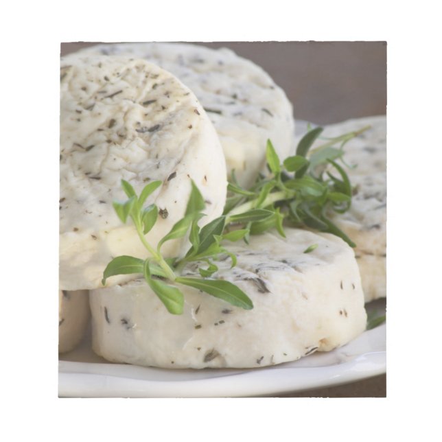 Fransk getost - chevre - med örter på en anteckningsblock (Framsida)
